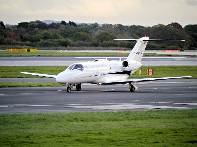 Private jet on a runway for Villax aviation support and arrival planning