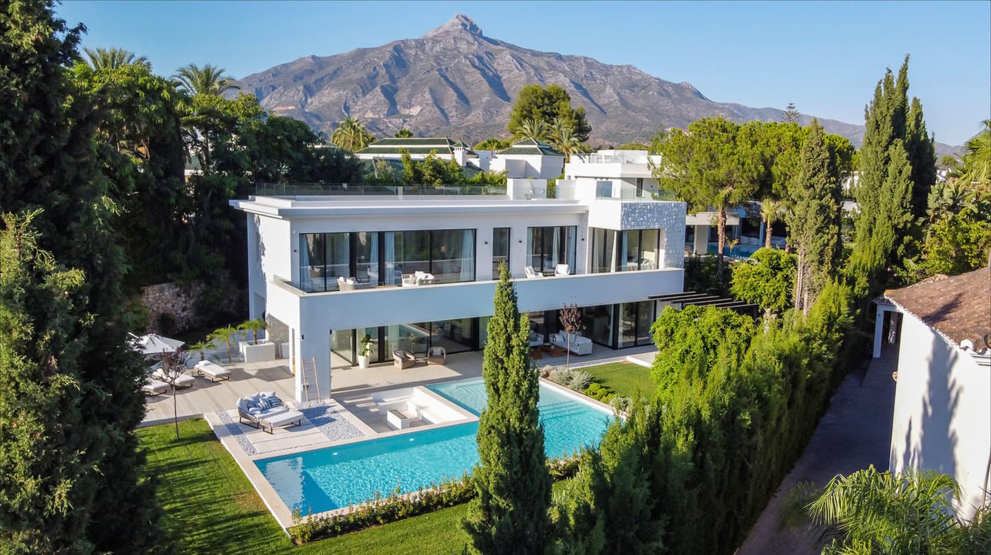 5-bedroom villa in Nueva Andalucia photo 1