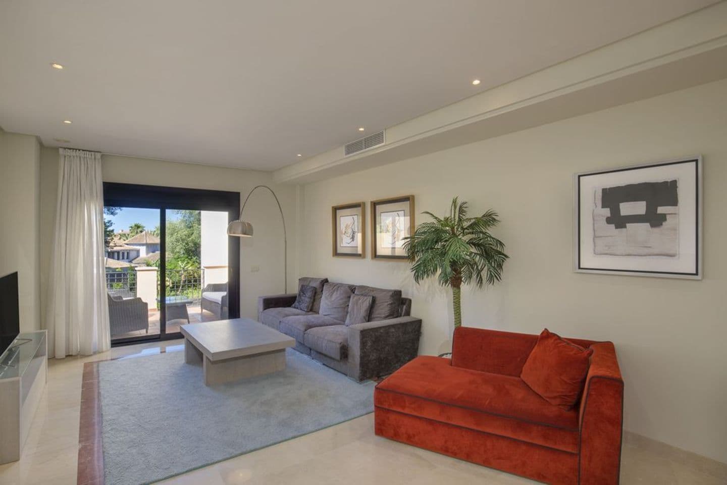 2-bedroom apartment in Puerto Banus photo 1