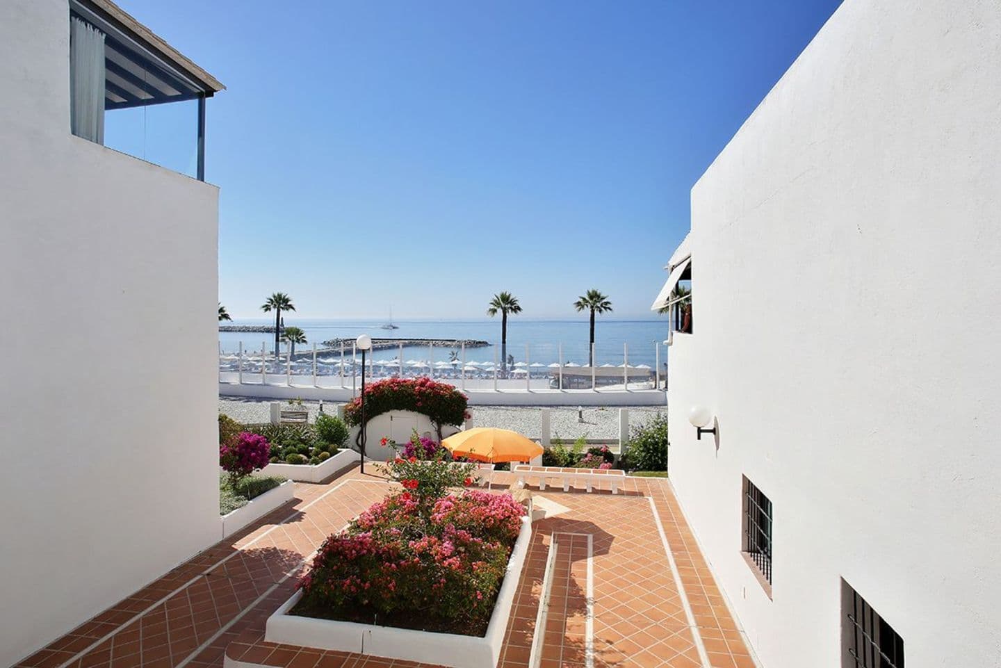 2-bedroom apartment in Playas del Duque photo 1
