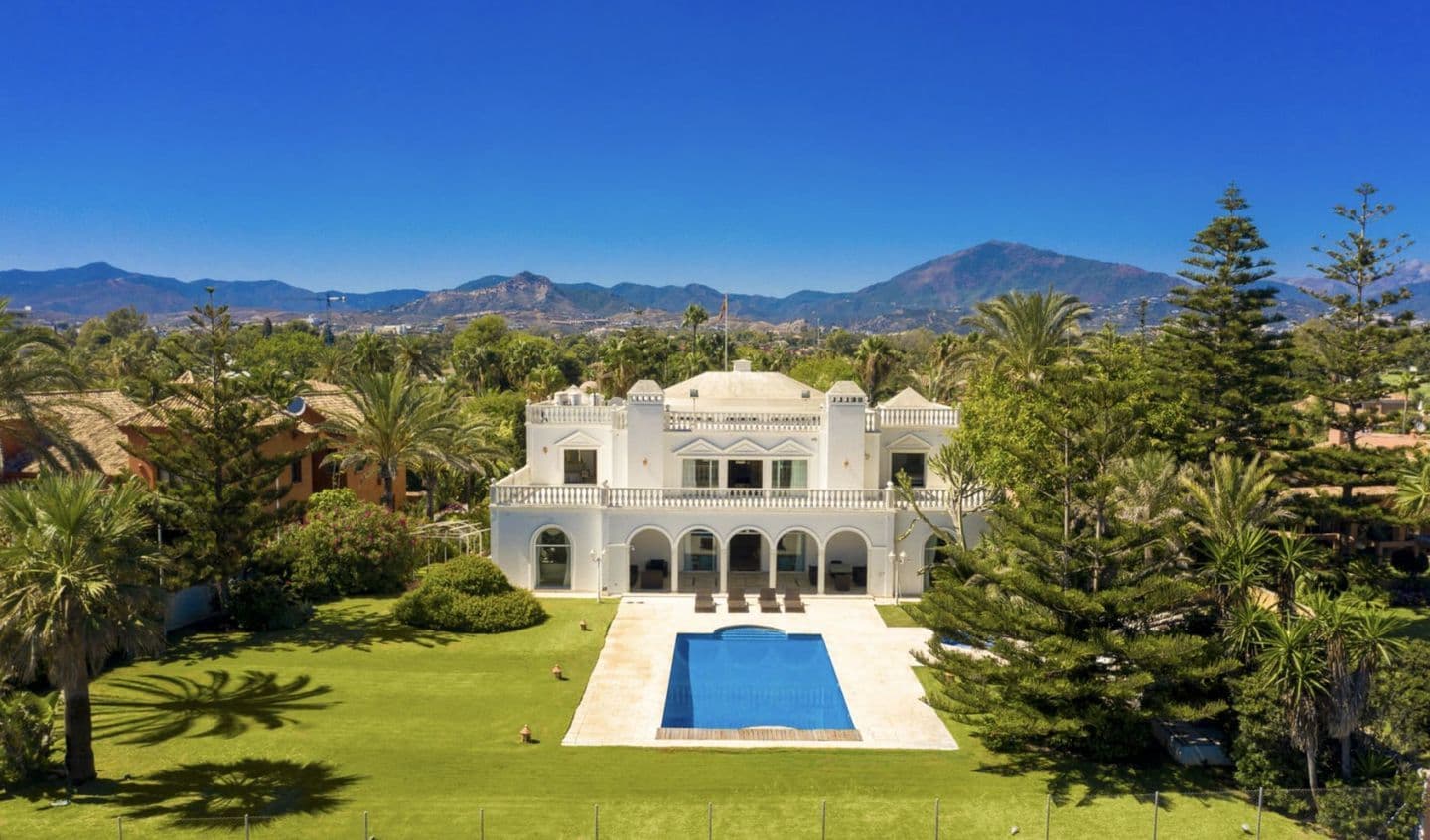 6-bedroom villa in Guadalmina Baja
