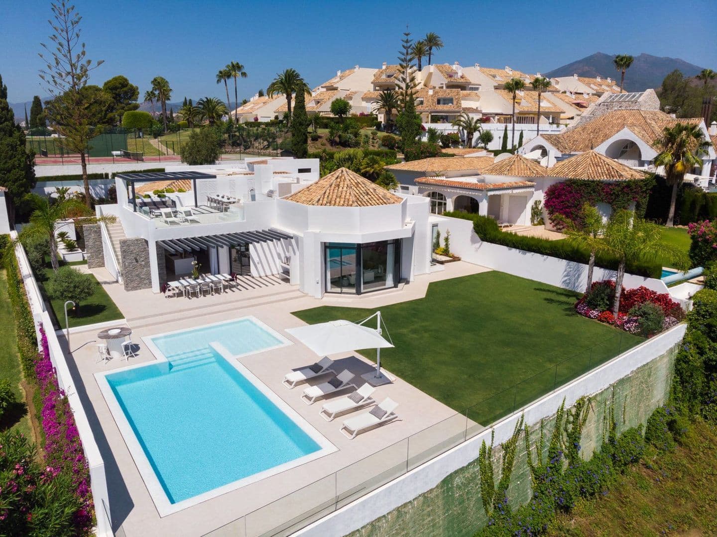 5-bedroom villa in Marbella photo 1
