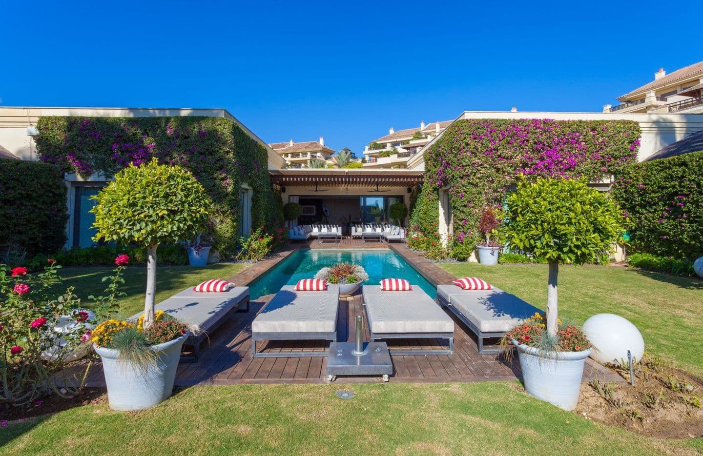 4-bedroom villa in Laguna Banus photo 1