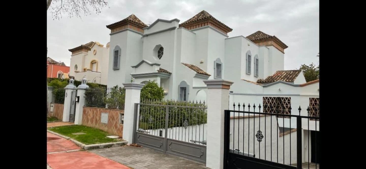 5-bedroom villa in Marbella photo 1