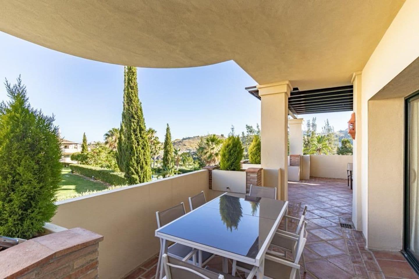 2-bedroom apartment in Benahavis photo 1