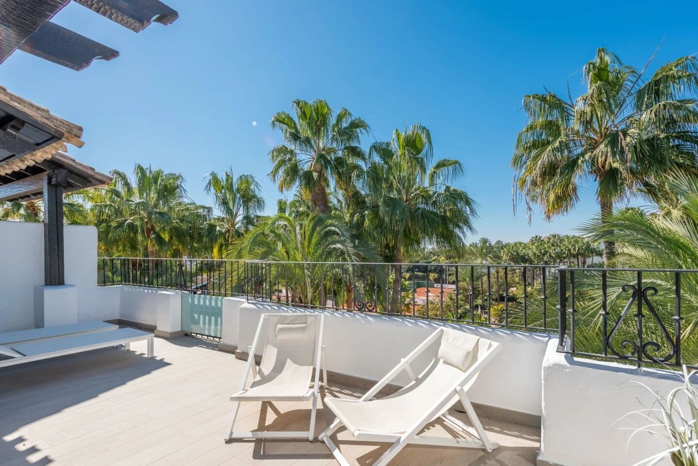 4-bedroom penthouse in Marina Puente Romano