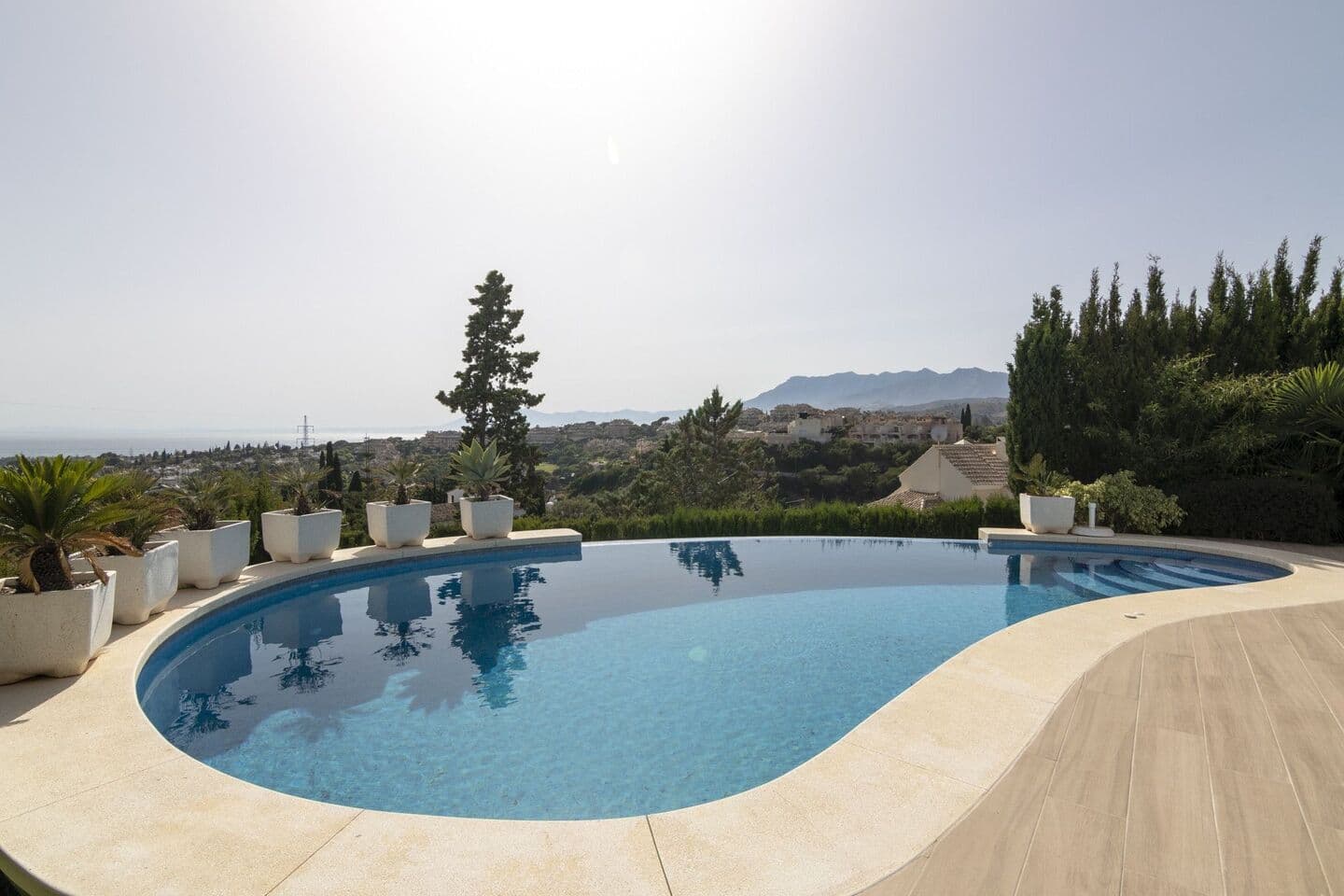 5-bedroom villa in Elviria photo 1