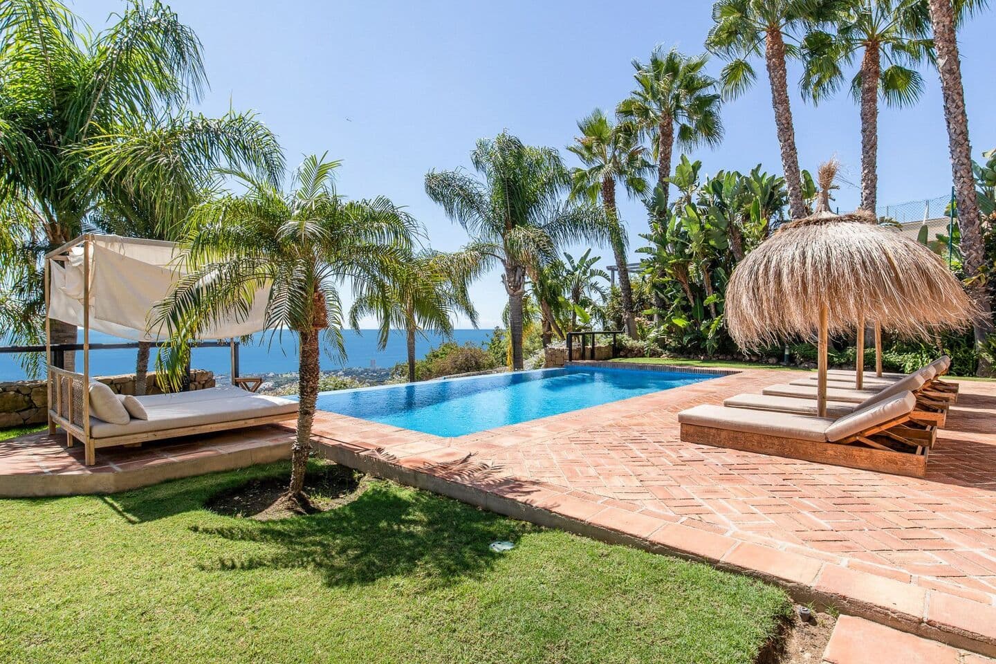 5-bedroom villa in Los Monteros photo 1