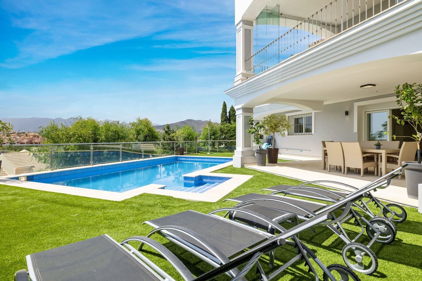 4-bedroom villa in Elviria photo 1