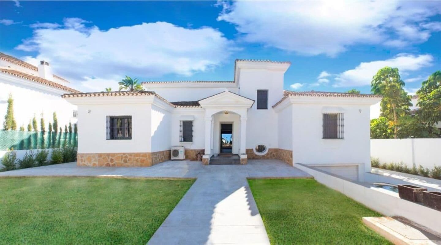 6-bedroom villa in Las Brisas photo 1
