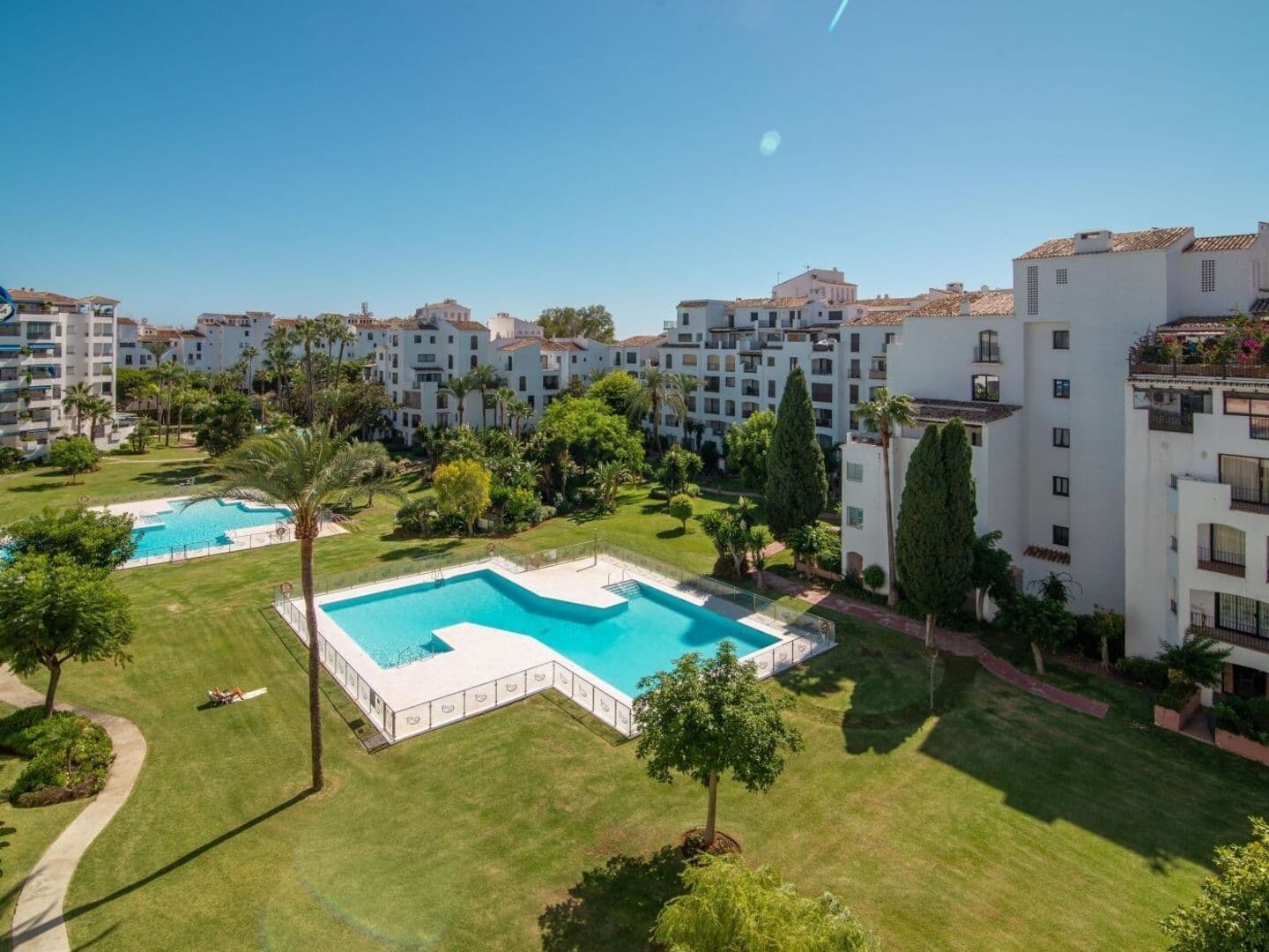 2-bedroom apartment in Puerto Banus photo 1
