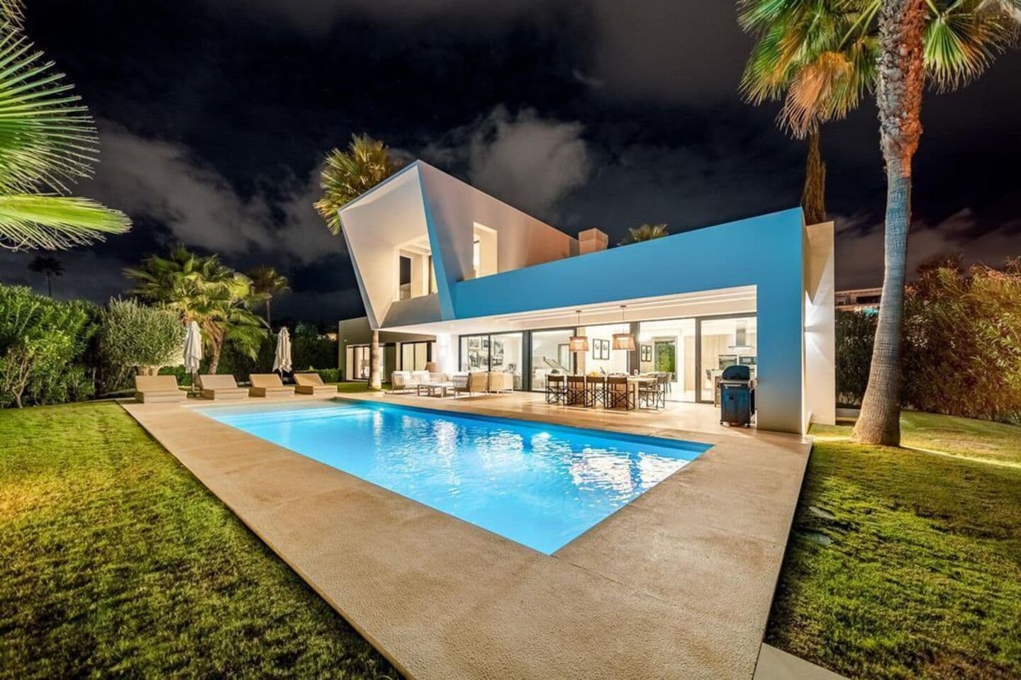 4-bedroom villa in New Golden Mile photo 1