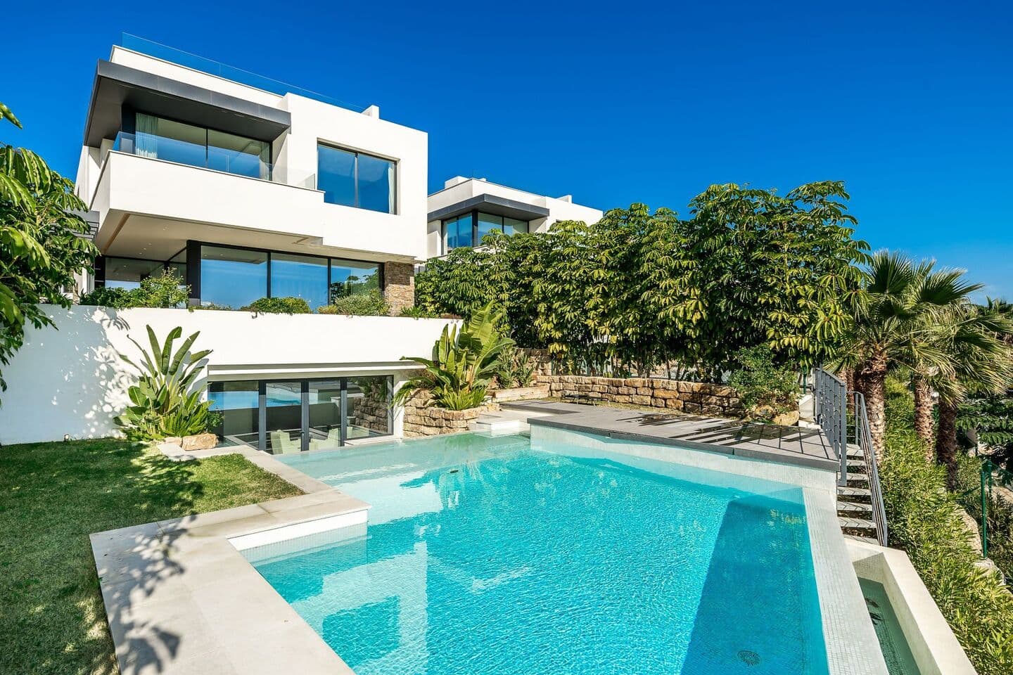 4-bedroom villa in New Golden Mile photo 1