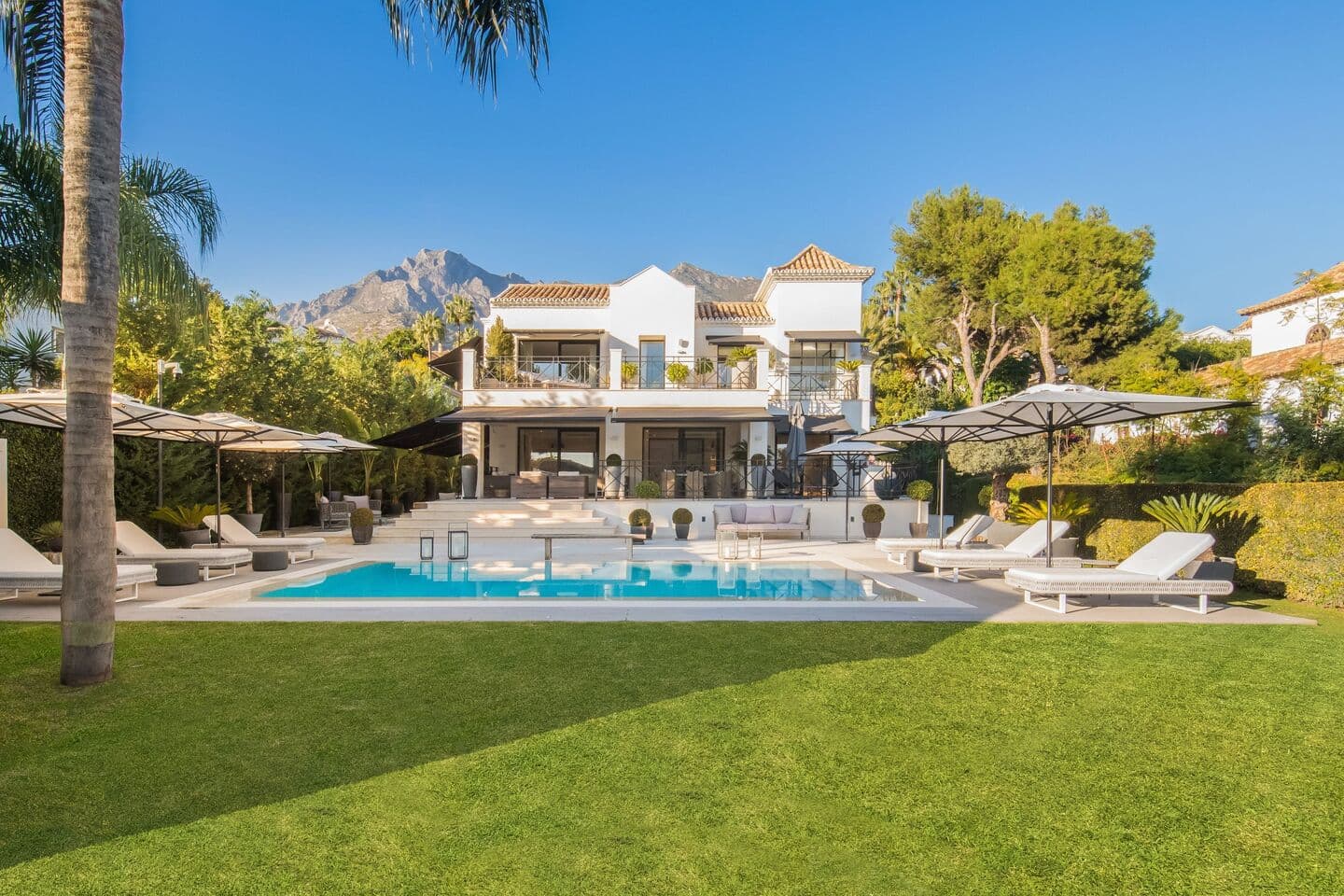 5-bedroom villa in Marbella photo 1
