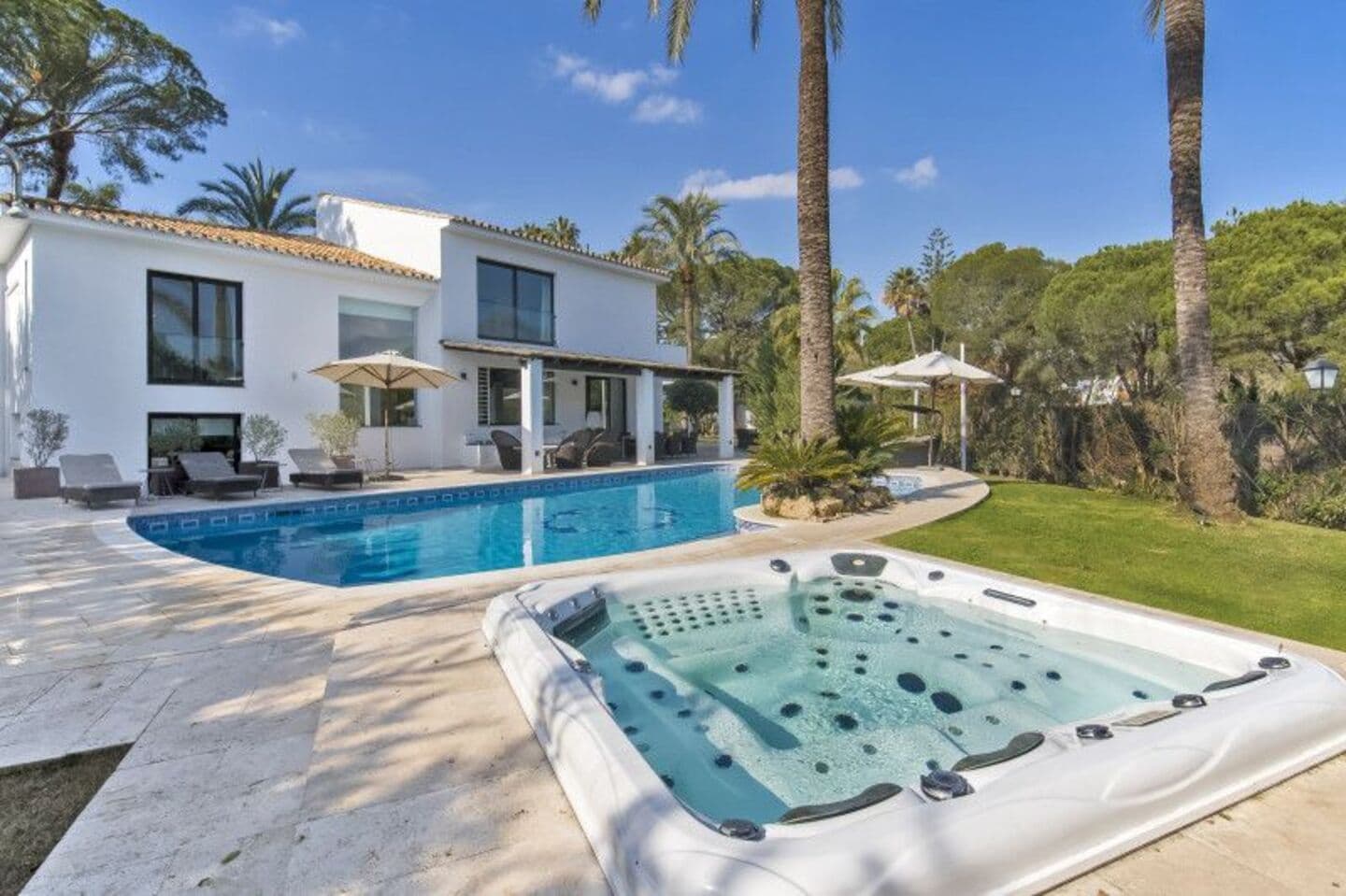 5-bedroom villa in Nueva Andalucia photo 1