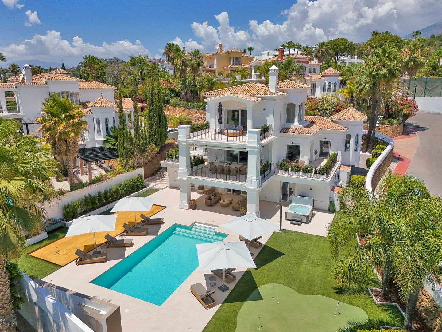 5-bedroom villa in Nueva Andalucia photo 1