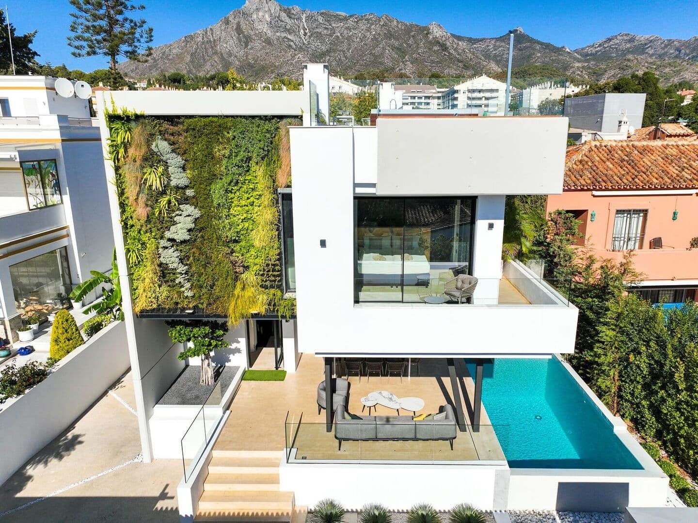 4-bedroom villa in Golden Mile photo 1